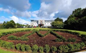 um jardim em frente a um grande edifício em Menlo Park Hotel em Galway