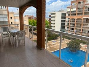The swimming pool at or close to COSTA DAURADA APARTAMENTS CENTER