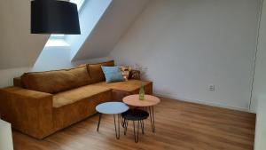 ein Wohnzimmer mit einem Sofa und einem Tisch in der Unterkunft U Francúza in Strážnice