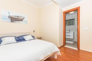 A bed or beds in a room at LUXURY APARTMENT MARIJA, Makarska