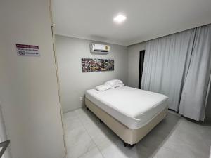 - une petite chambre avec un lit et un miroir dans l'établissement Ap Aquaville resort -CE, à Aquiraz