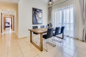 TV a/nebo společenská místnost v ubytování Wonderful apartment near The Beach Sadaf JBR