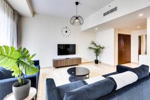 TV a/nebo společenská místnost v ubytování Wonderful apartment near The Beach Sadaf JBR