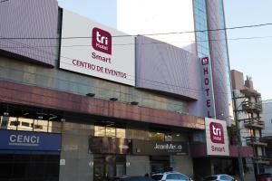 a building with a sign on the side of it at Tri Hotel Smart Caxias in Caxias do Sul