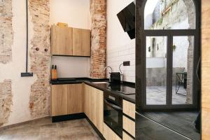 A kitchen or kitchenette at Apartamentos BocairentHomes, en pleno centro de Bocairent, con pequeña piscina y parking privado