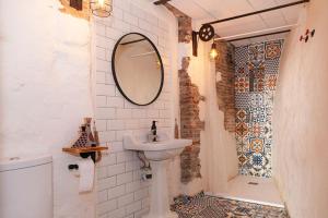 A bathroom at Apartamentos BocairentHomes, en pleno centro de Bocairent, con pequeña piscina y parking privado