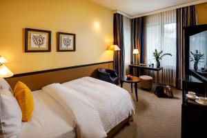 Voodi või voodid majutusasutuse Opera Hotel Zürich toas
