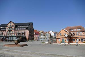una ciudad con una estatua en medio de una calle en Ferienwohnung "Waren am Hafen" Objekt-ID 11992-8, en Waren