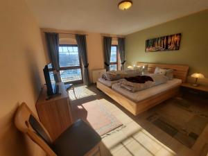 1 dormitorio con 1 cama y TV en Ferienwohnung "Waren am Hafen" Objekt-ID 11992-8, en Waren