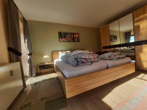 1 dormitorio con 1 cama grande en una habitación en Ferienwohnung "Waren am Hafen" Objekt-ID 11992-8, en Waren