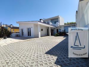uma casa com um sinal em frente em Varandas do Mar em Arcozelo