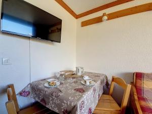 Studio Les Menuires, 1 pièce, 3 personnes - FR-1-344-333にあるレストランまたは飲食店