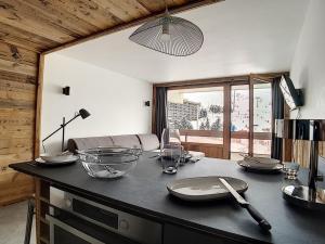 Appartement Les Menuires, 2 pièces, 5 personnes - FR-1-344-595にあるレストランまたは飲食店