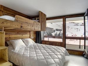 a bedroom with a bed and a view of a ski slope at Appartement Les Menuires, 2 pièces, 5 personnes - FR-1-344-595 in Les Menuires