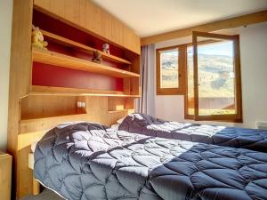 1 dormitorio con 2 camas y ventana en Appartement Les Menuires, 3 pièces, 8 personnes - FR-1-344-345 en Les Menuires