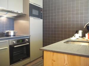 Appartement Les Menuires, 4 pièces, 8 personnes - FR-1-344-427にあるキッチンまたは簡易キッチン