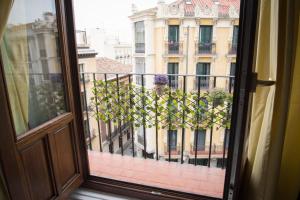 A balcony or terrace at Disfruta, en la misma Plaza Mayor bonito y amplio