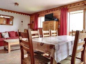 a dining room and living room with a table and chairs at Appartement Les Menuires, 4 pièces, 6 personnes - FR-1-344-453 in Les Menuires