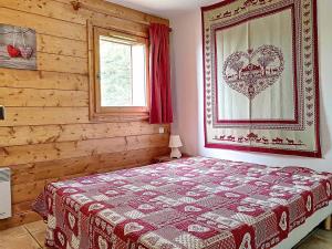 a bedroom with a bed with a red and white blanket at Appartement Les Menuires, 4 pièces, 6 personnes - FR-1-344-453 in Les Menuires