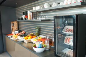 a kitchen with a counter with fruit on it at Appart-Hôtel Mer & Golf City Bordeaux - Bruges in Bruges