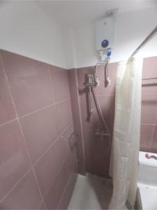 Bathroom sa OYO 881 Nest Suites