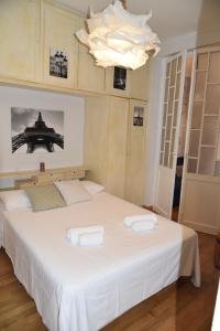 A bed or beds in a room at Disfruta, en la misma Plaza Mayor bonito y amplio