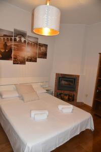 A bed or beds in a room at Disfruta, en la misma Plaza Mayor bonito y amplio