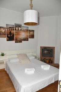 A bed or beds in a room at Disfruta, en la misma Plaza Mayor bonito y amplio