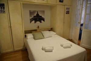 A bed or beds in a room at Disfruta, en la misma Plaza Mayor bonito y amplio