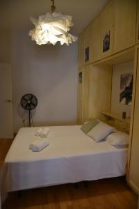 A bed or beds in a room at Disfruta, en la misma Plaza Mayor bonito y amplio