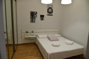 A bed or beds in a room at Disfruta, en la misma Plaza Mayor bonito y amplio
