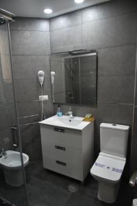 A bathroom at Disfruta, en la misma Plaza Mayor bonito y amplio Még 31 kép