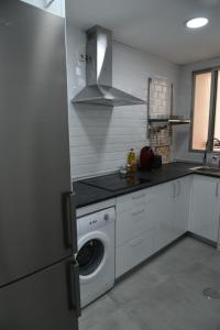A kitchen or kitchenette at Disfruta, en la misma Plaza Mayor bonito y amplio