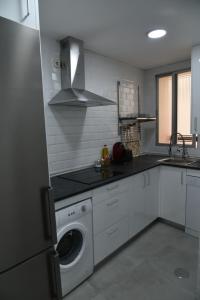 A kitchen or kitchenette at Disfruta, en la misma Plaza Mayor bonito y amplio