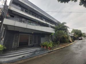 un edificio en una calle con plantas delante en OYO 881 Nest Suites, en Manila