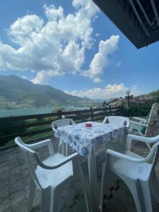 Un balcon sau o terasă la Lake Apartment Ischia Red