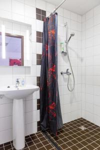 a bathroom with a shower and a sink at Motovilla in Toila