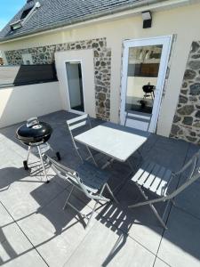 Patio alebo iná vonkajšia časť ubytovania La petite longère