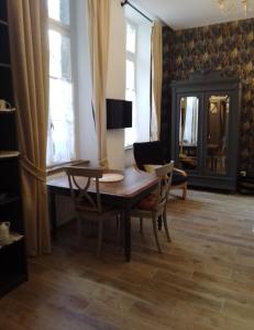 Televízia a/alebo spoločenská miestnosť v ubytovaní LE GEORGE SAND Elégant studio coeur historique