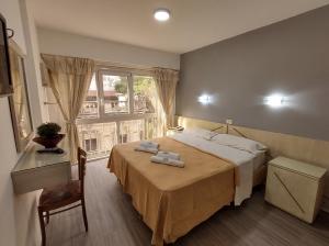 Postel nebo postele na pokoji v ubytování ADM Ayamitre Hotel