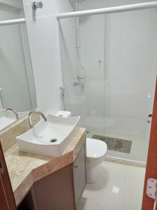 ein Bad mit einem Waschbecken, einer Dusche und einem WC in der Unterkunft Lindo apartamento 1 quarto próximo a Rua de Lazer Domingos Martins in Domingos Martins
