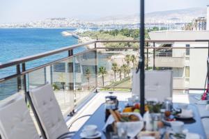 balkon z widokiem na ocean w obiekcie Blue Dreams - Spectacular Sea View Apartment in Athens w Atenach