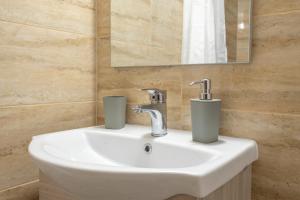 A bathroom at Penthouse in the heart of Athens / Koukaki area Még 25 kép