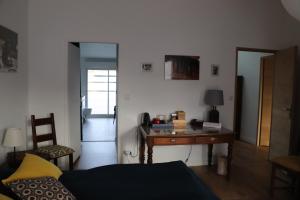 - un salon avec un bureau et un lit dans l'établissement CHAMBRES chez l'habitant Córdoba et Lhassa, à Bordeaux