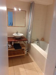 La salle de bains est pourvue d'un lavabo et d'une baignoire. dans l'établissement Ideal T1 BALCON 2 personnes, à Saint Etienne