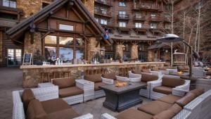 Χώρος καθιστικού στο Bachelor Gulch Ritz-Carlton 2 Bedroom Mountain Residence With Ski In, Ski Out Access, Hot Tub, And Full Service Spa