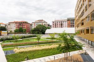 dziedziniec w mieście z budynkami w obiekcie LUVI - Flavio Gioia w Mediolanie