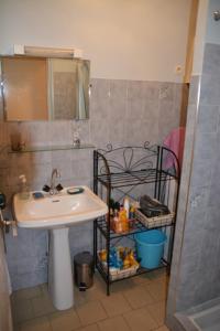 a bathroom with a sink and a mirror at Appartement 4 personnes Vieux-Boucau in Vieux-Boucau-les-Bains