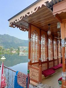 eine Veranda eines Hauses mit Seeblick in der Unterkunft Houseboat New Jahangir And Morning Car in Srinagar