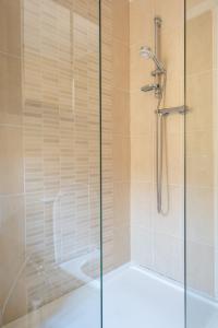 una ducha con puerta de cristal en un baño en 1 Dorset Mews, en Lyme Regis 8 fotos más